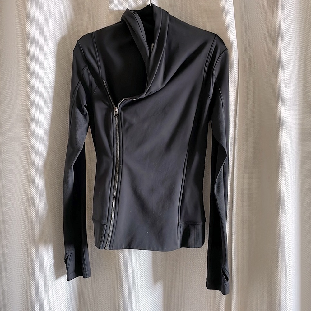 Size 6 Black women’s Lululemon jacket.